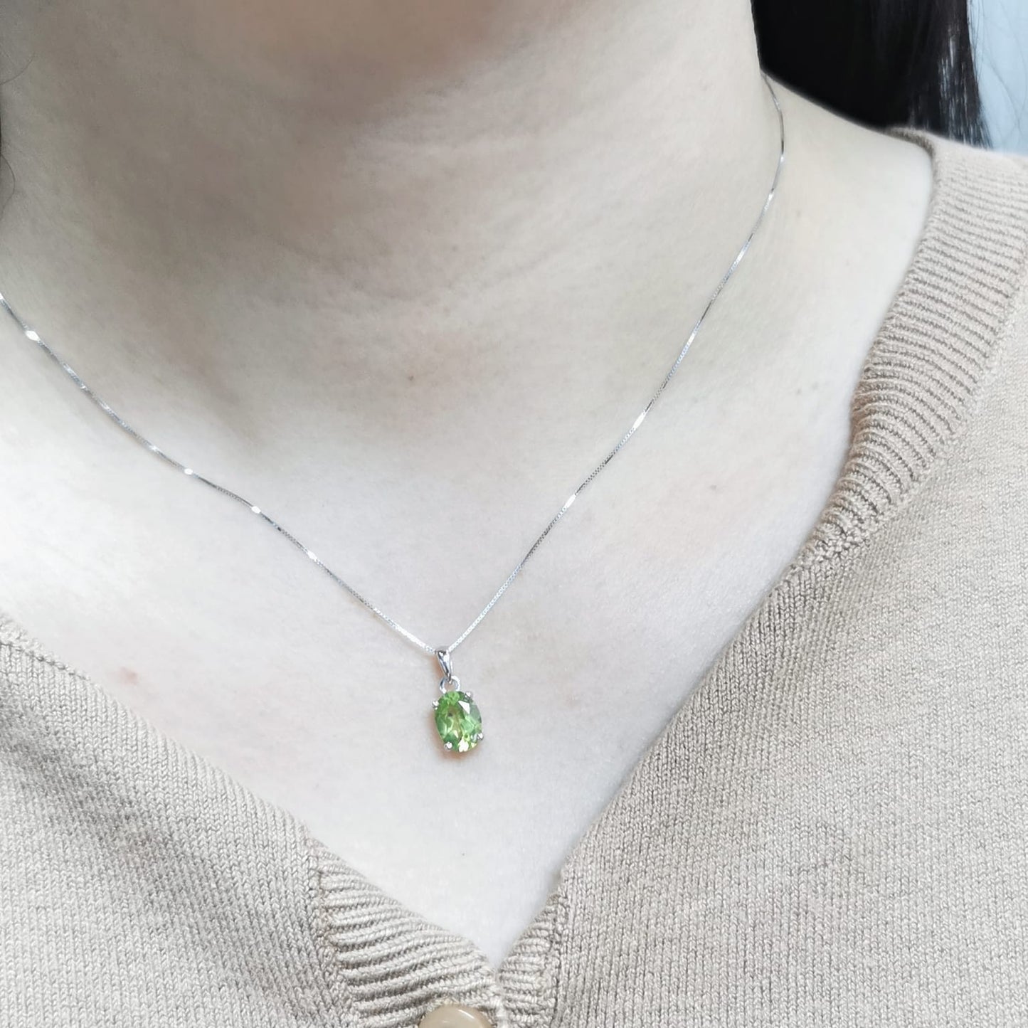 18K white gold peridot pendant, 1.33-carat oval-cut gemstone, August birthstone necklace, modern peridot layering jewelry for women, elegant gemstone pendant gift