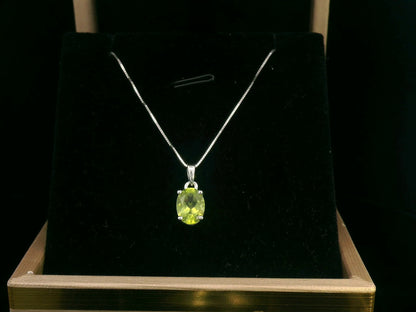 18K white gold peridot pendant, 1.33-carat oval-cut gemstone, August birthstone necklace, modern peridot layering jewelry for women, elegant gemstone pendant gift