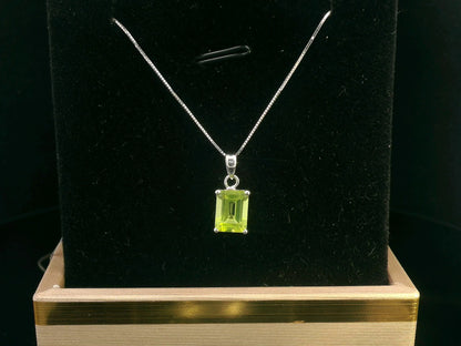 Luxury 18K white gold Peridot pendant, 1.66-carat vibrant green gemstone, elegant fine jewelry gift.