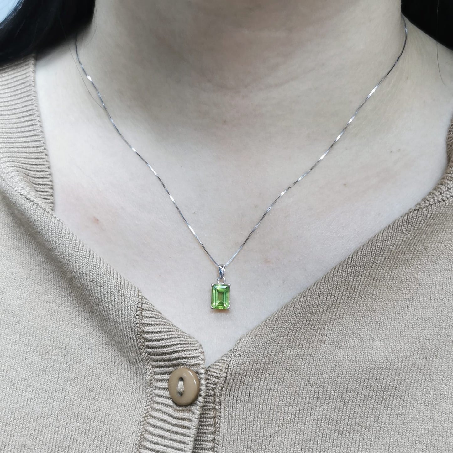 Luxury 18K white gold Peridot pendant, 1.66-carat vibrant green gemstone, elegant fine jewelry gift.