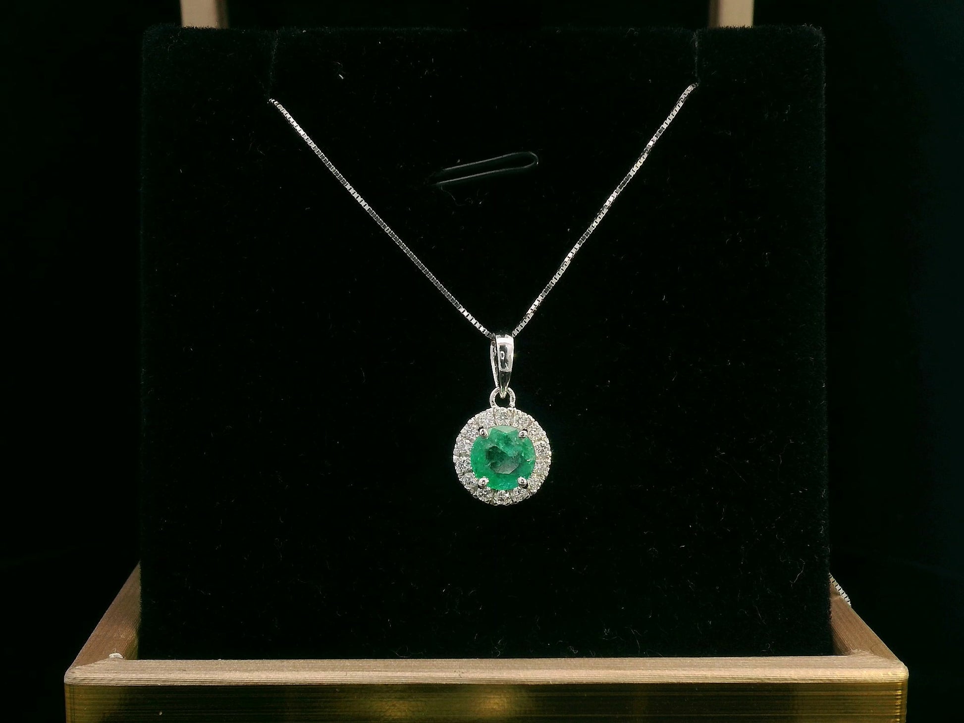 18K white gold emerald pendant with 0.60ct emerald and 0.17ct diamond halo, classic and elegant fine jewelry.