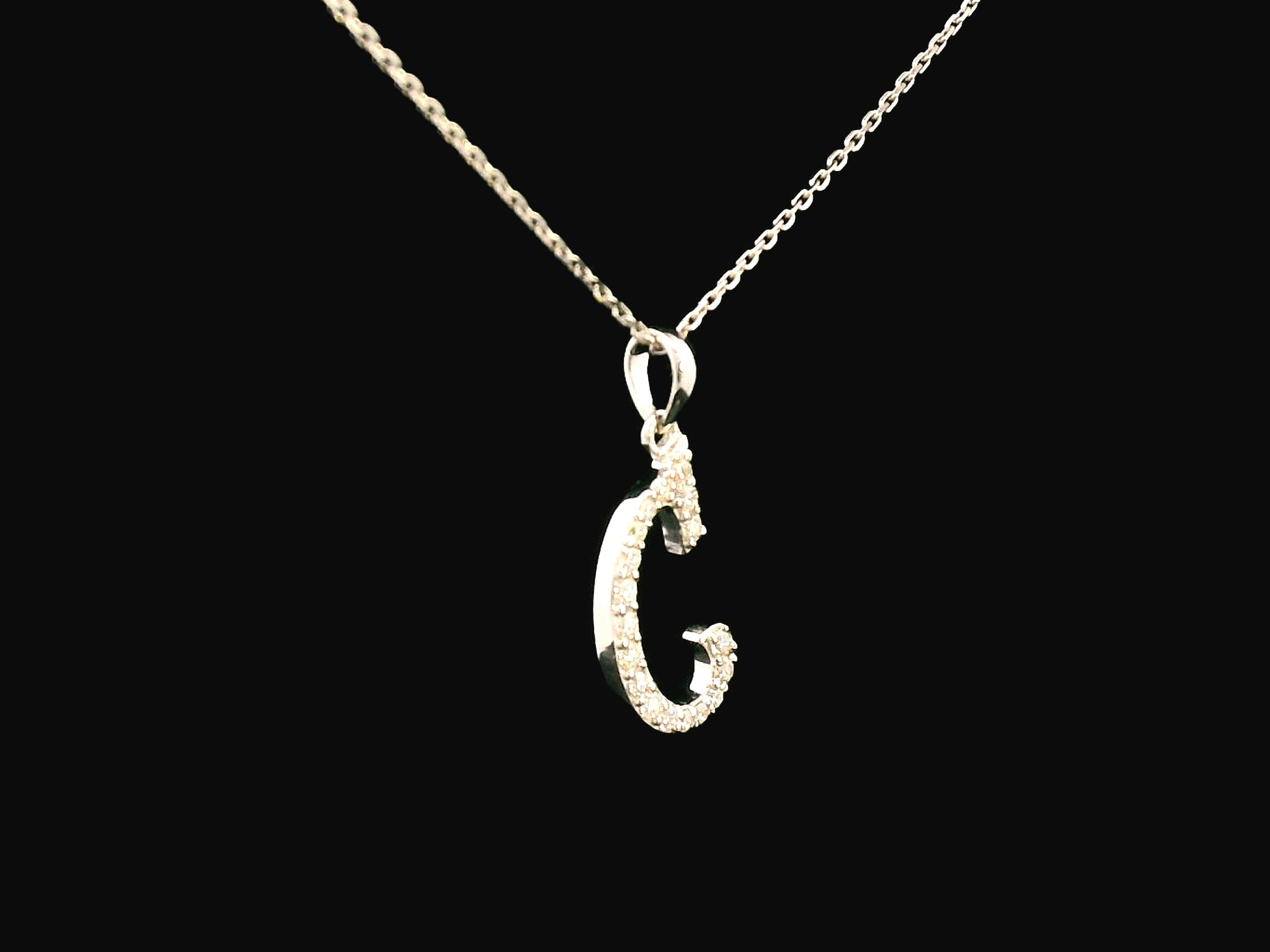 18K gold diamond initial pendant featuring 0.17 carats of brilliant diamonds, personalized letter necklace, luxury monogram jewelry gift.