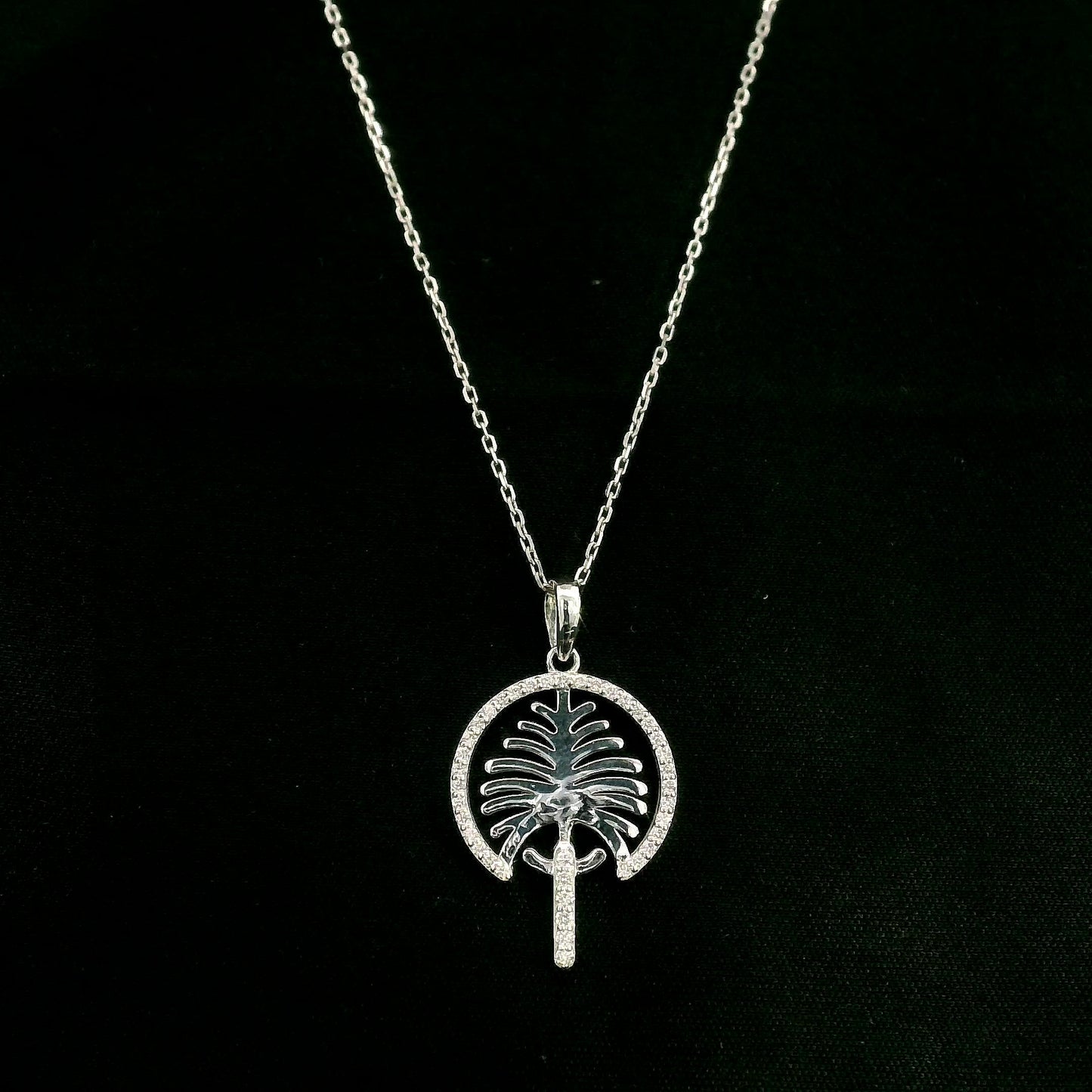18K white gold Palm Jumeirah diamond pendant inspired by Dubai’s iconic palm-shaped island.