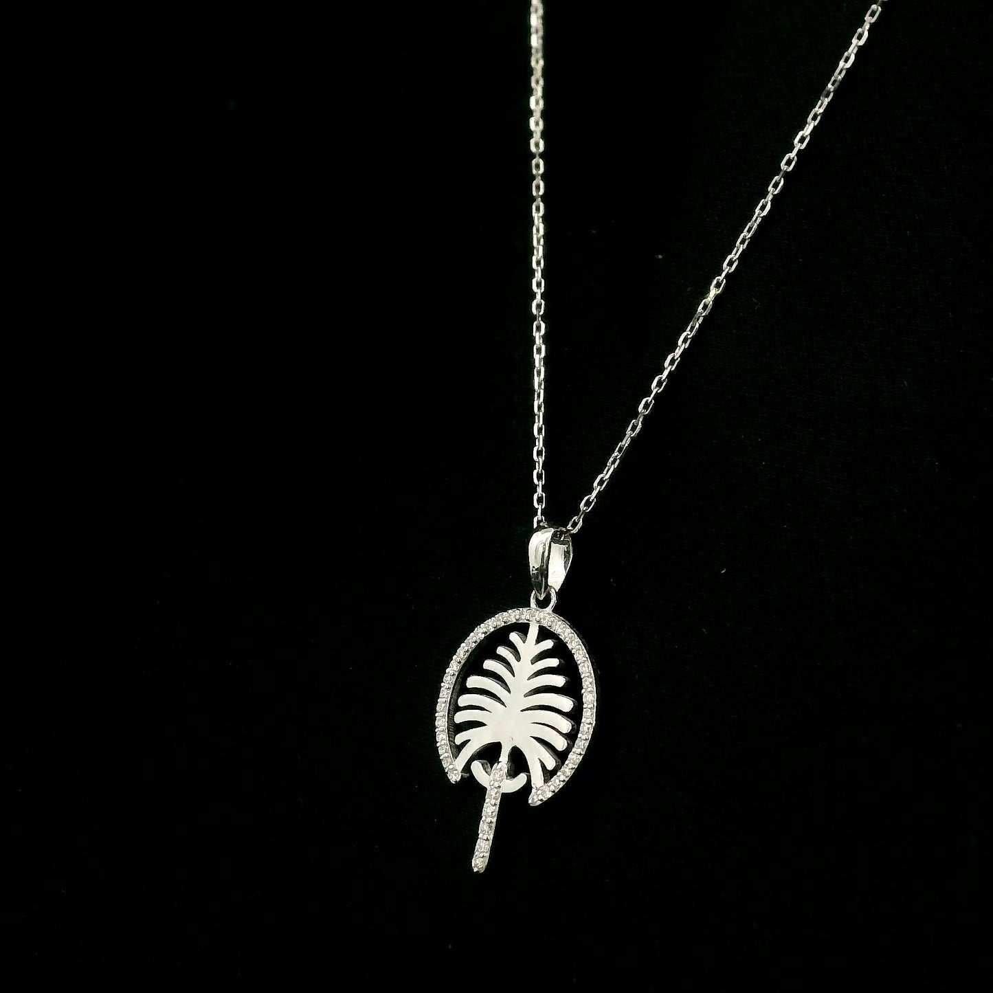 18K white gold Palm Jumeirah diamond pendant inspired by Dubai’s iconic palm-shaped island.