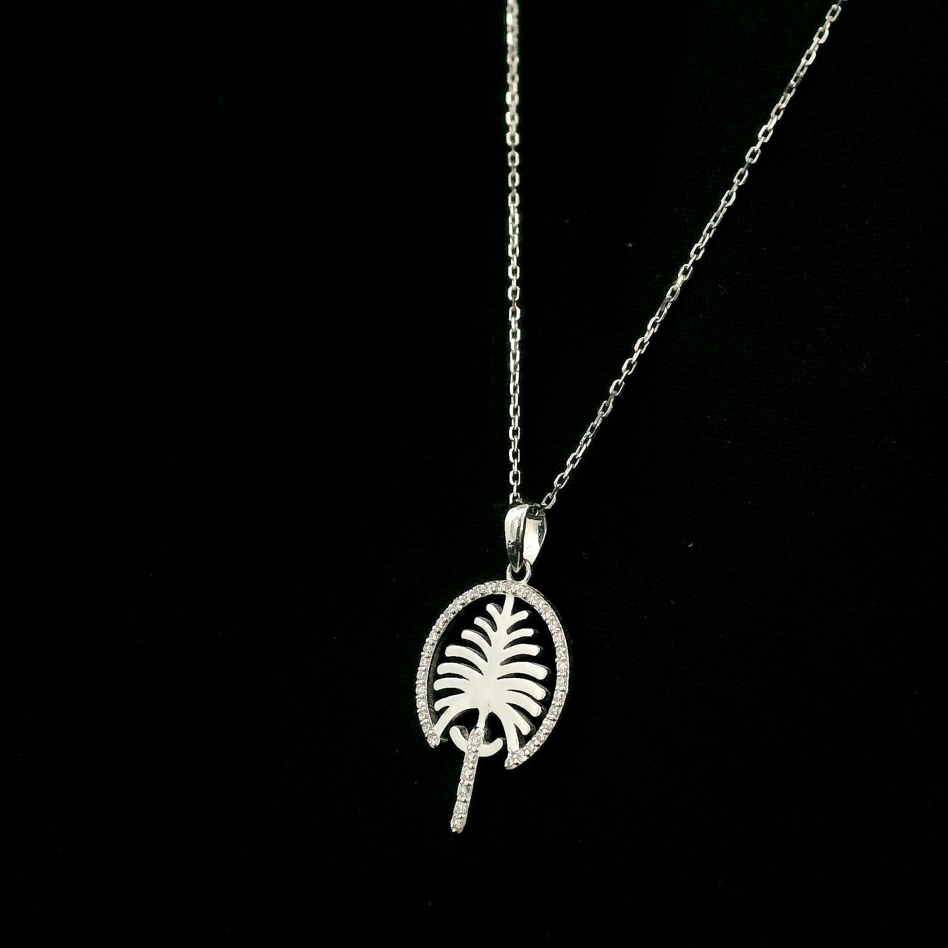 18K white gold Palm Jumeirah diamond pendant inspired by Dubai’s iconic palm-shaped island.