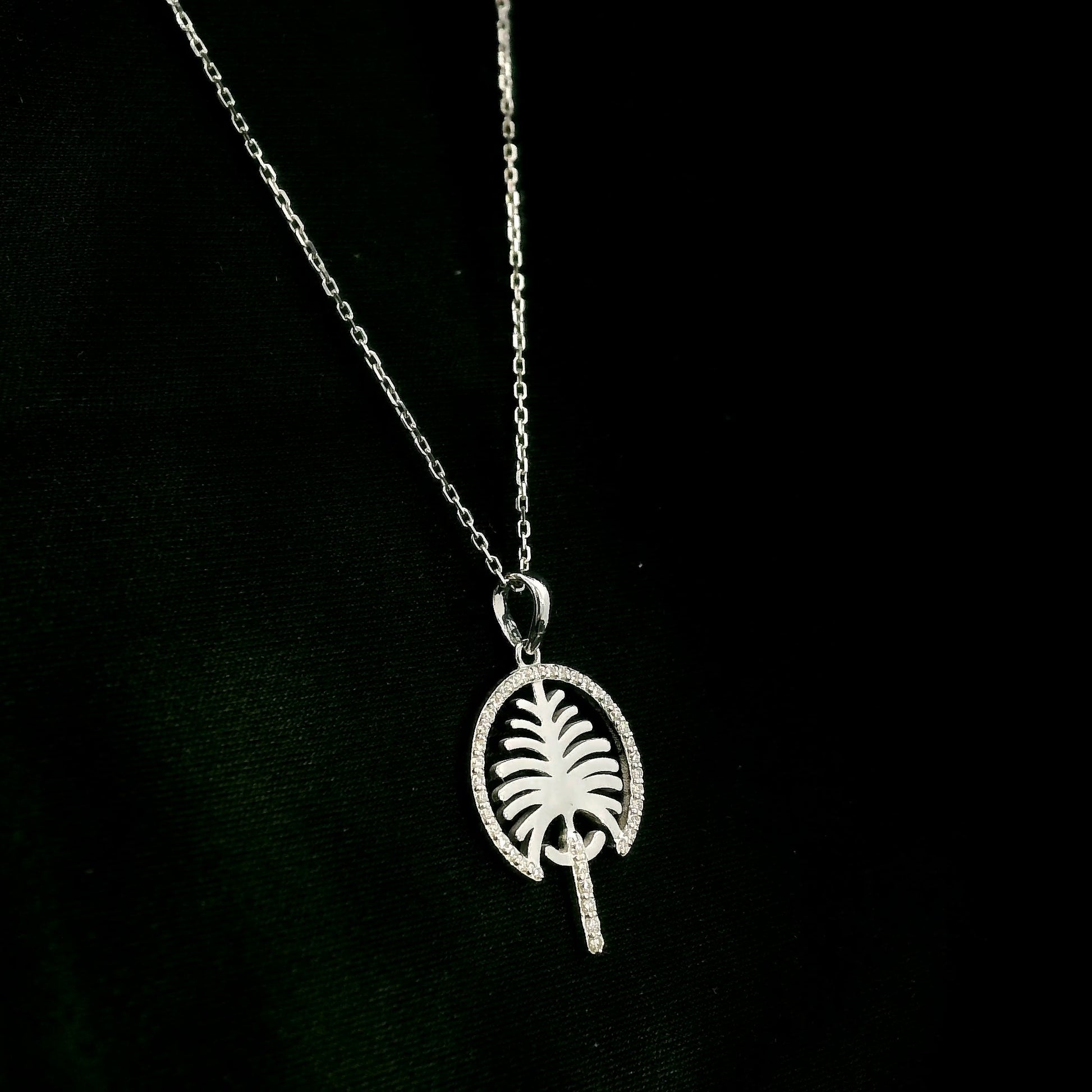 18K white gold Palm Jumeirah diamond pendant inspired by Dubai’s iconic palm-shaped island.