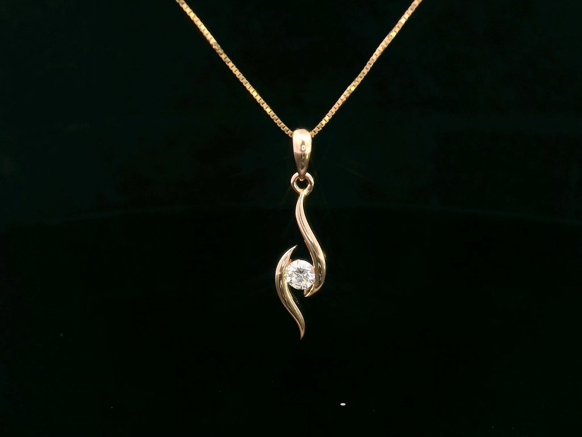 18K Rose Gold Tension Set Diamond Swirl Pendant – Modern Wave Design with 0.13ct Round Diamond, Minimalist Jewelry Without Chain