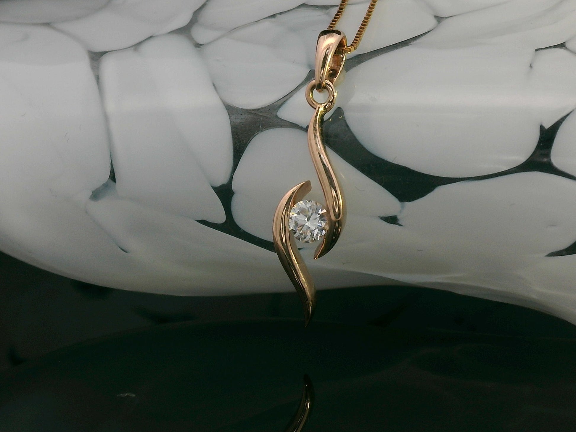 18K Rose Gold Tension Set Diamond Swirl Pendant – Modern Wave Design with 0.13ct Round Diamond