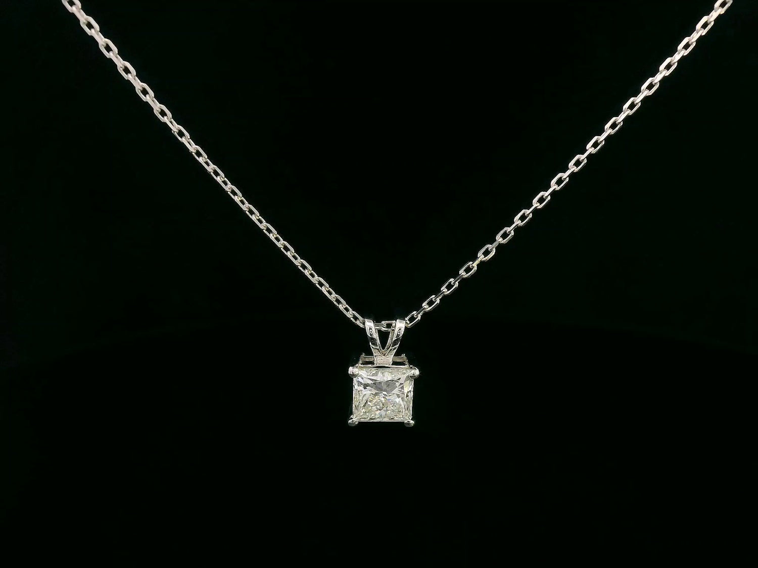 18K white gold solitaire pendant with 1.01 carat princess cut diamond, IGI certified