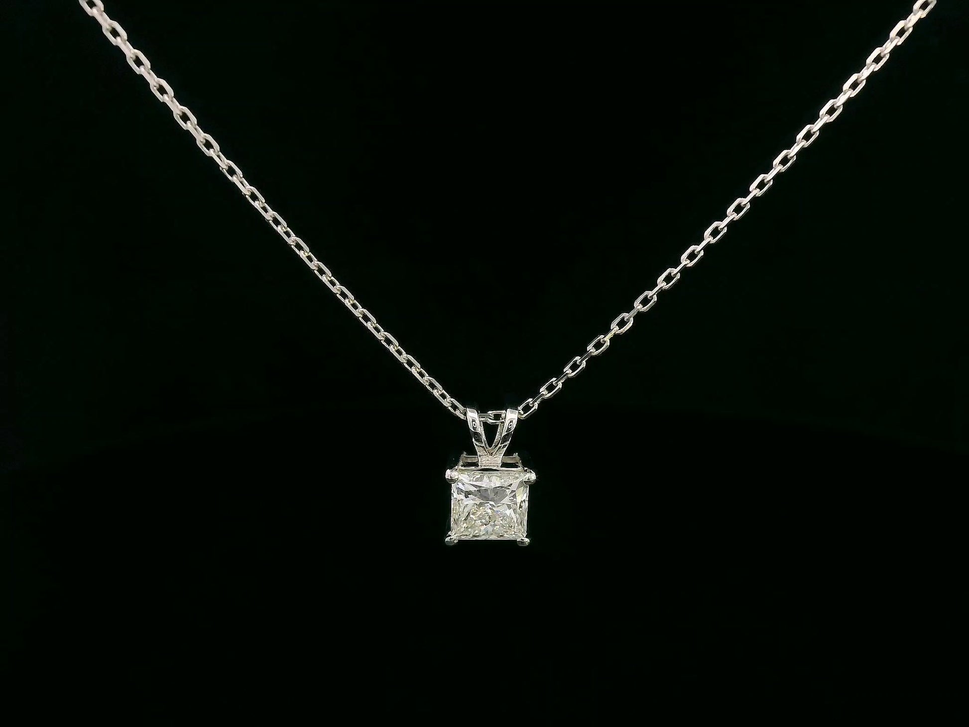18K white gold solitaire pendant with 1.01 carat princess cut diamond, IGI certified
