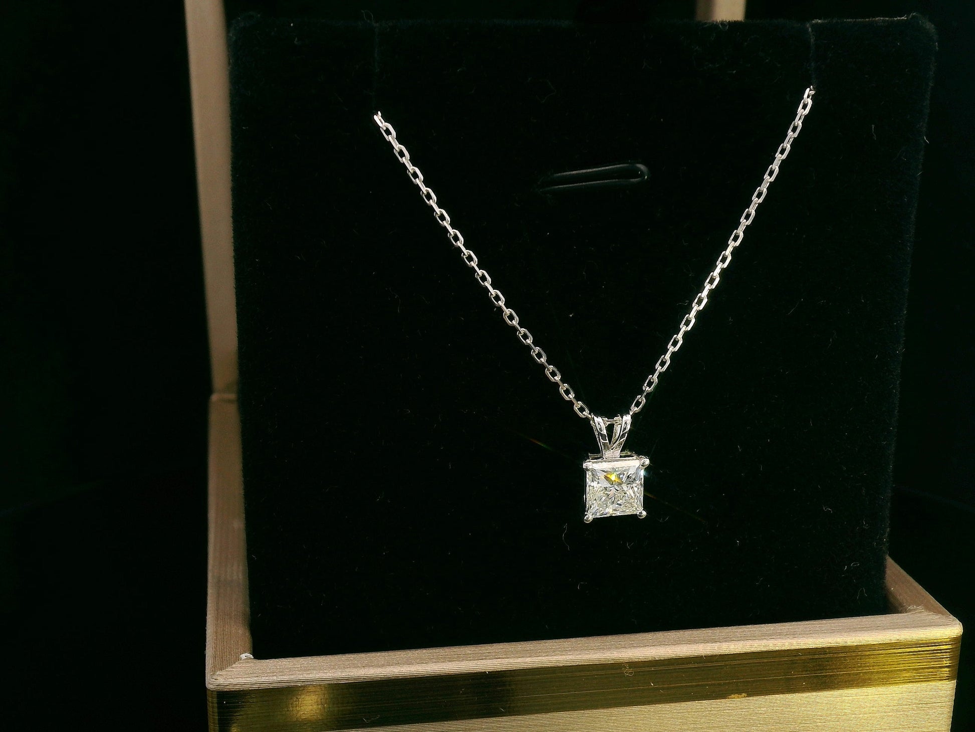 18K white gold solitaire pendant with 1.01 carat princess cut diamond, IGI certified