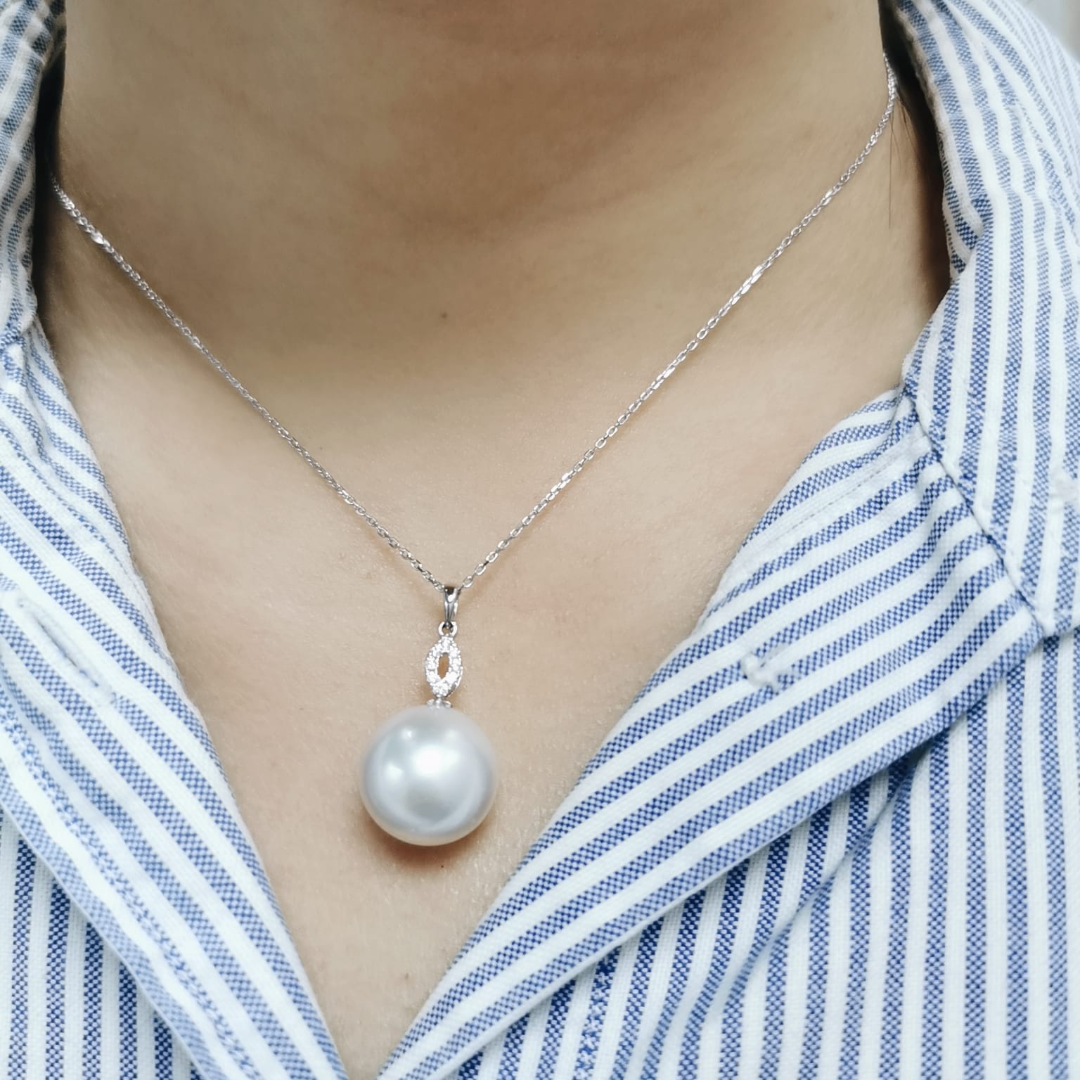 White gold pearl pendant with 0.07ct diamonds