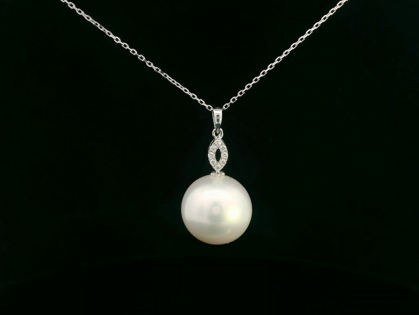 Pearl pendant with diamond-studded marquise connector in white gold