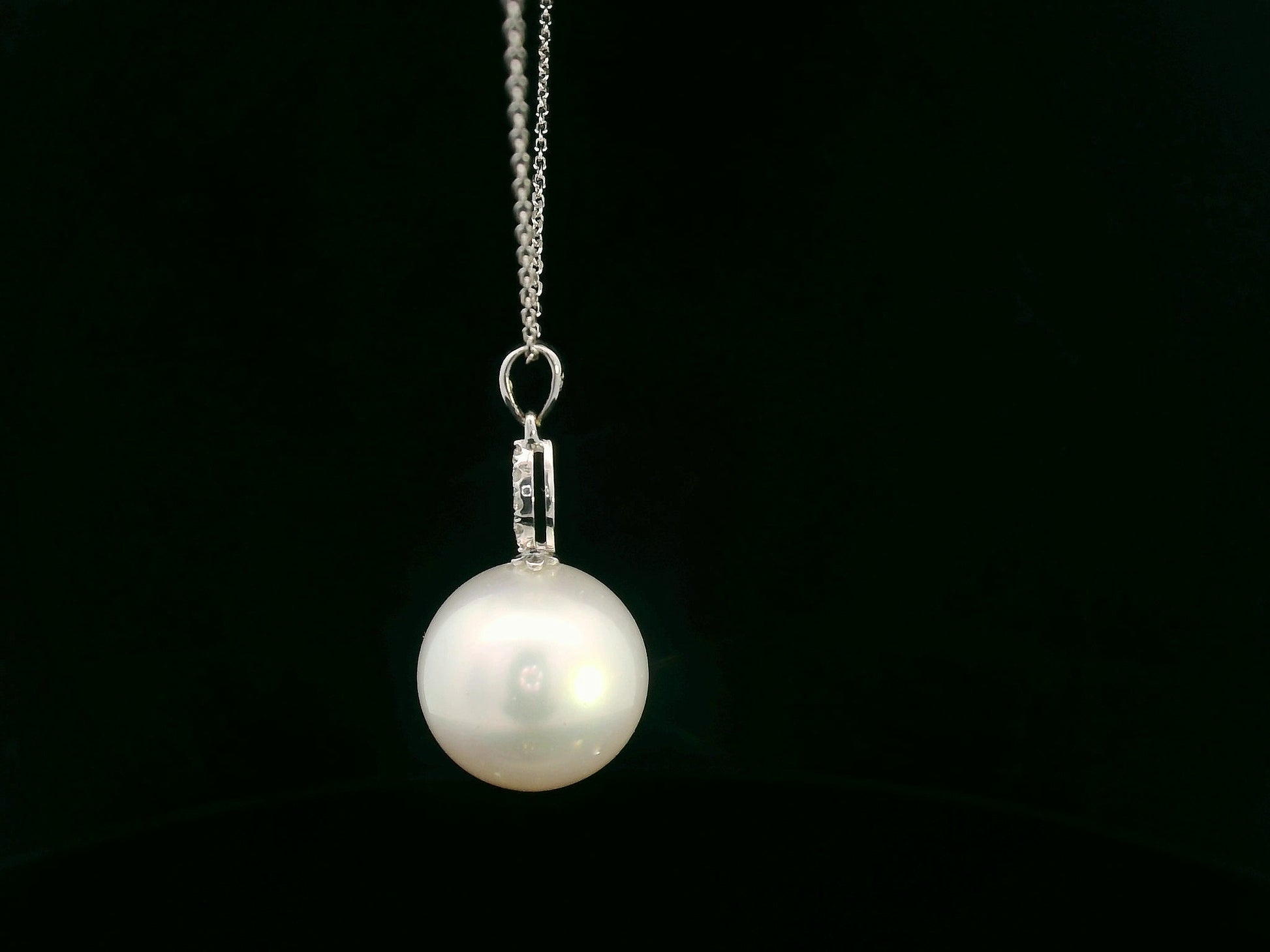 White gold pearl pendant with 0.07ct diamonds