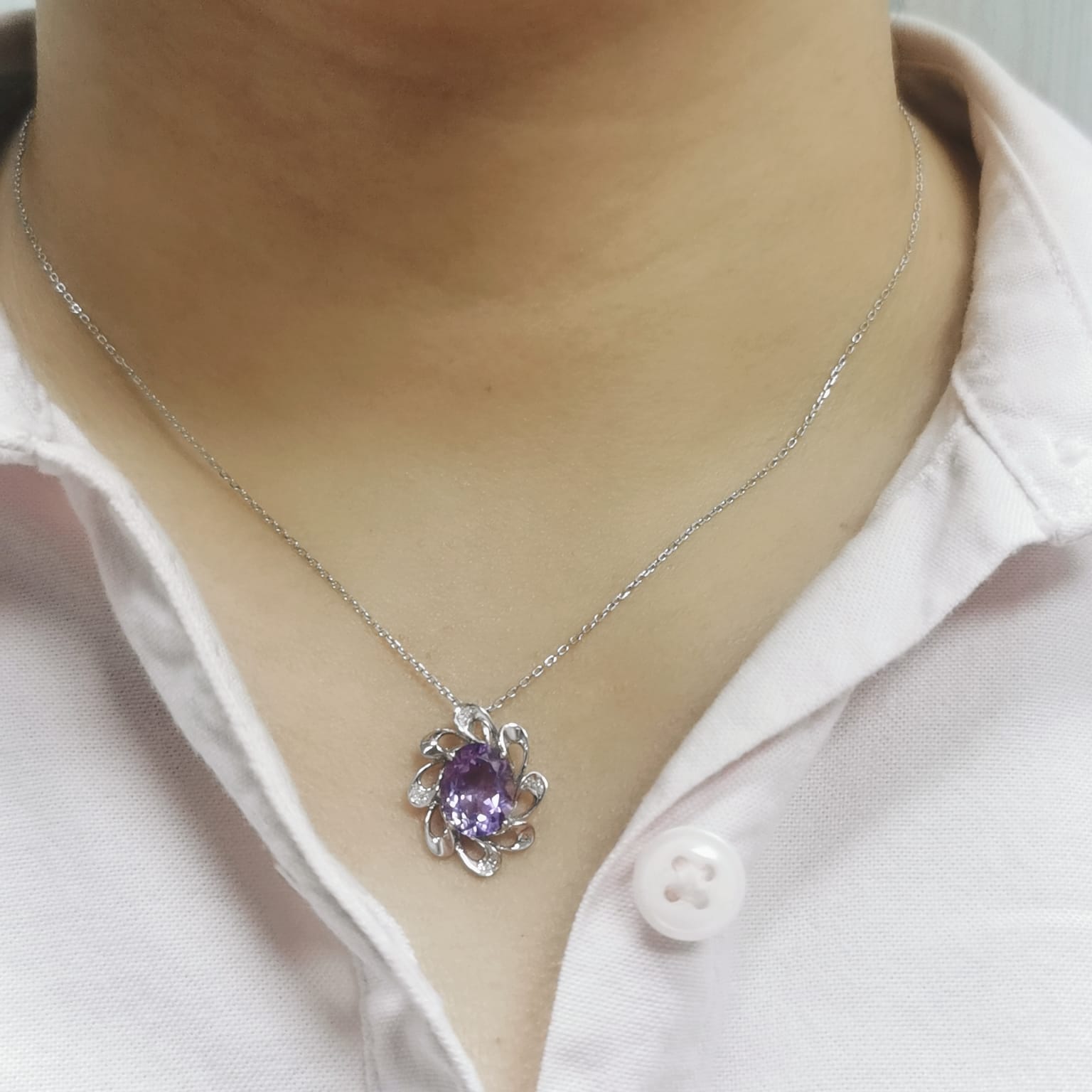 2.45ct amethyst gemstone pendant set in 18K white gold