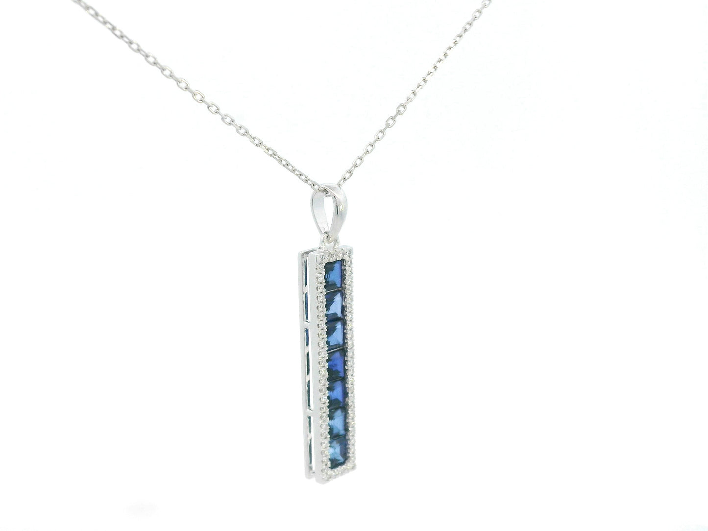 Elegant white gold pendant with sapphires and round brilliant diamonds