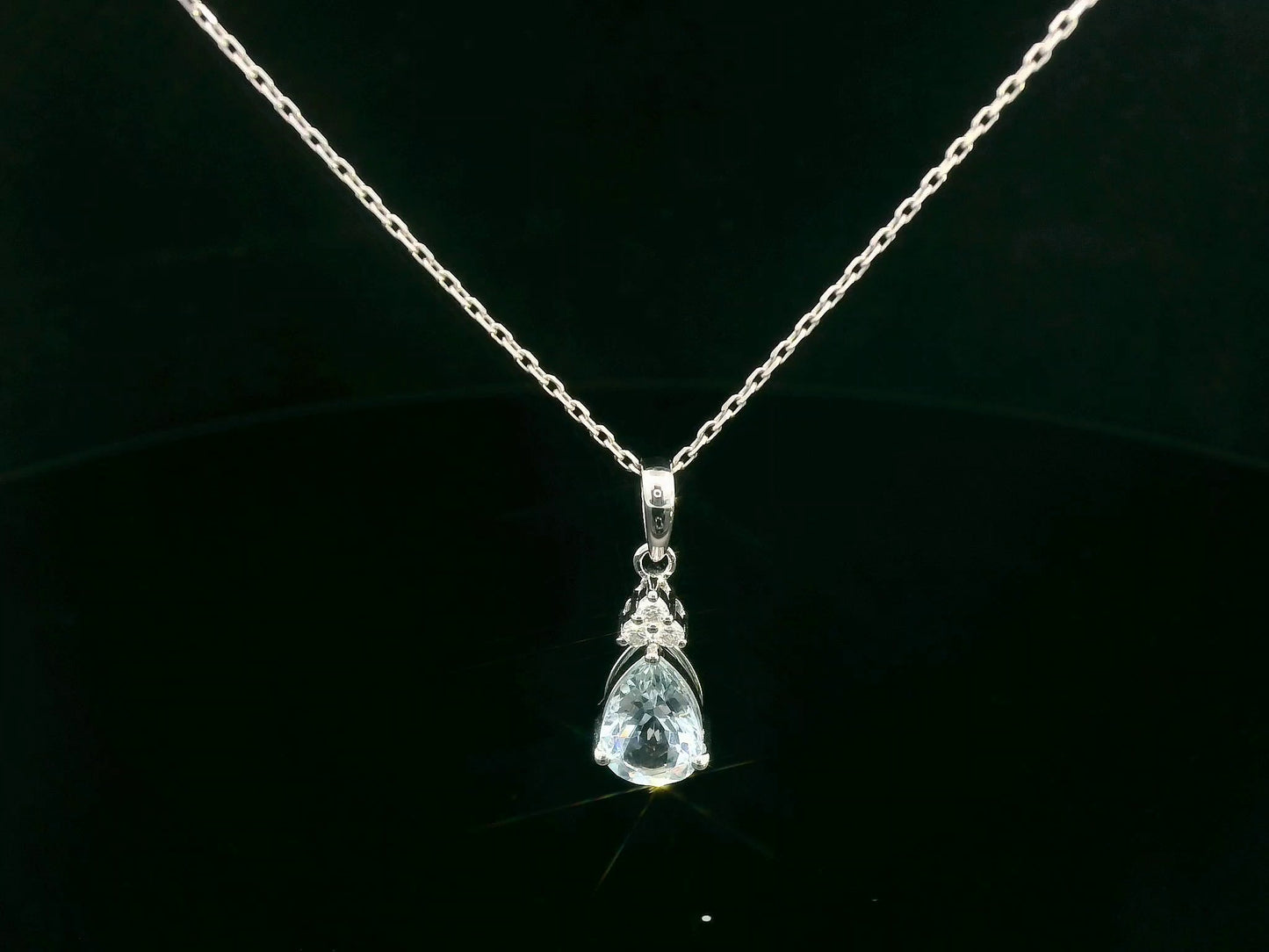 18k white gold pendant with 1.16-carat pear-cut aquamarine and 0.07-carat diamond cluster