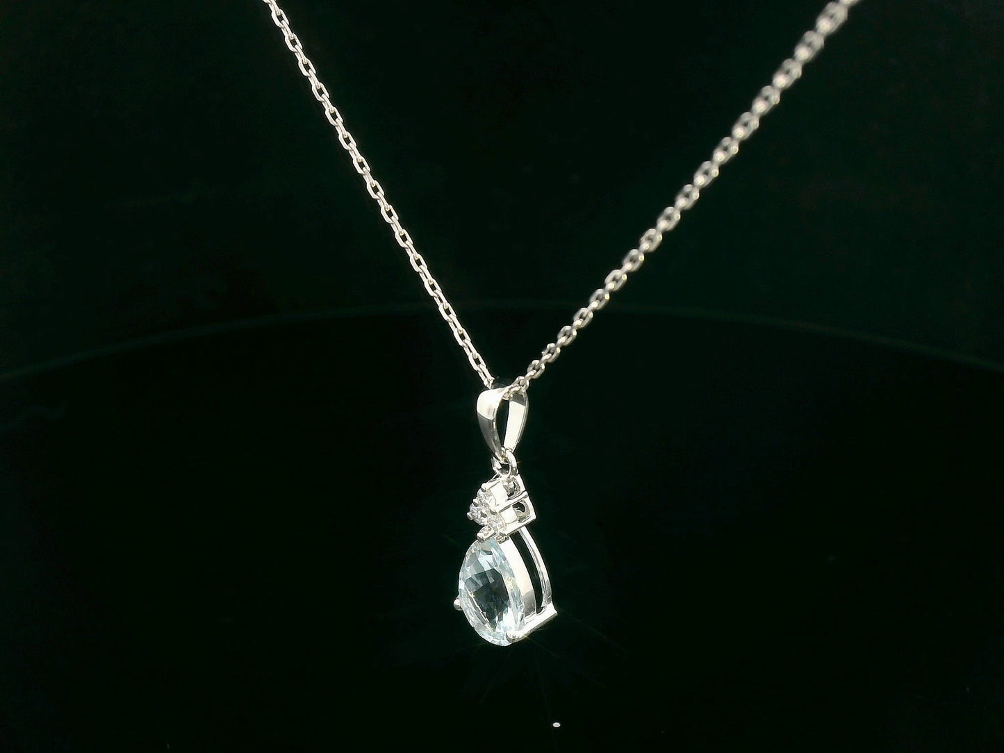 18k white gold pendant with 1.16-carat pear-cut aquamarine and 0.07-carat diamond cluster