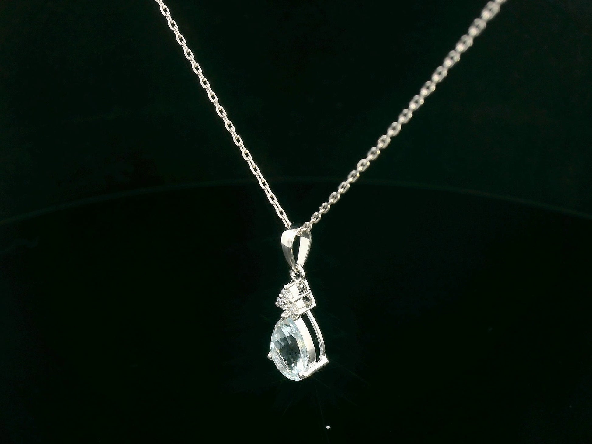 18k white gold pendant with 1.16-carat pear-cut aquamarine and 0.07-carat diamond cluster