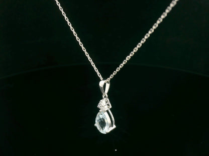 18k white gold pendant with 1.16-carat pear-cut aquamarine and 0.07-carat diamond cluster