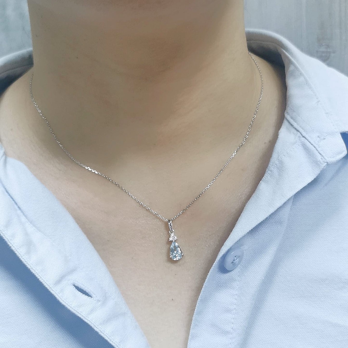 18k white gold pendant with 1.16-carat pear-cut aquamarine and 0.07-carat diamond cluster