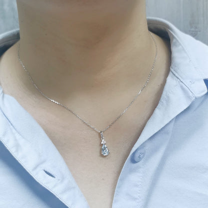 18k white gold pendant with 1.16-carat pear-cut aquamarine and 0.07-carat diamond cluster
