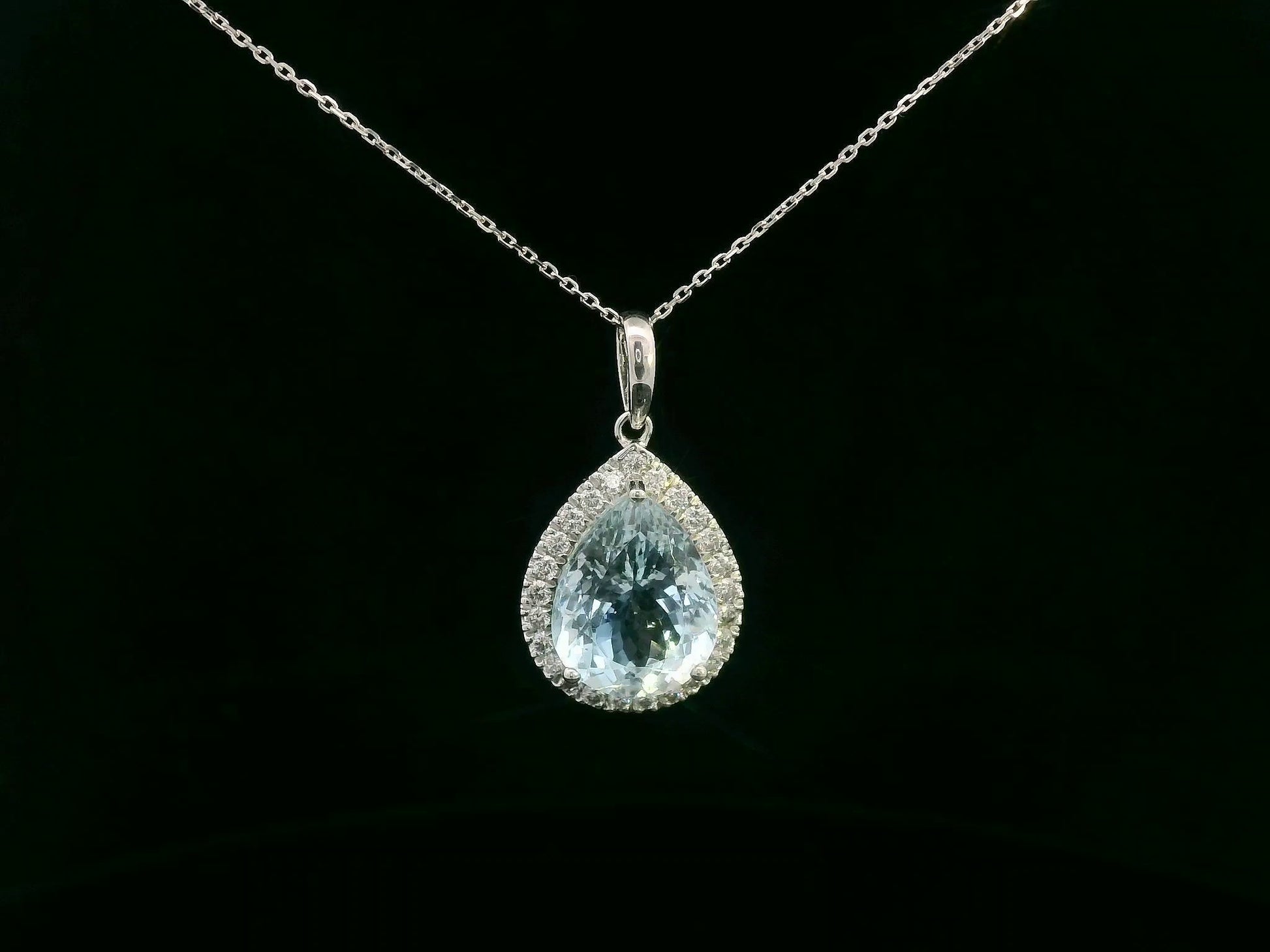 18k white gold pear aquamarine and diamond pendant – 5.28 CT gemstone,