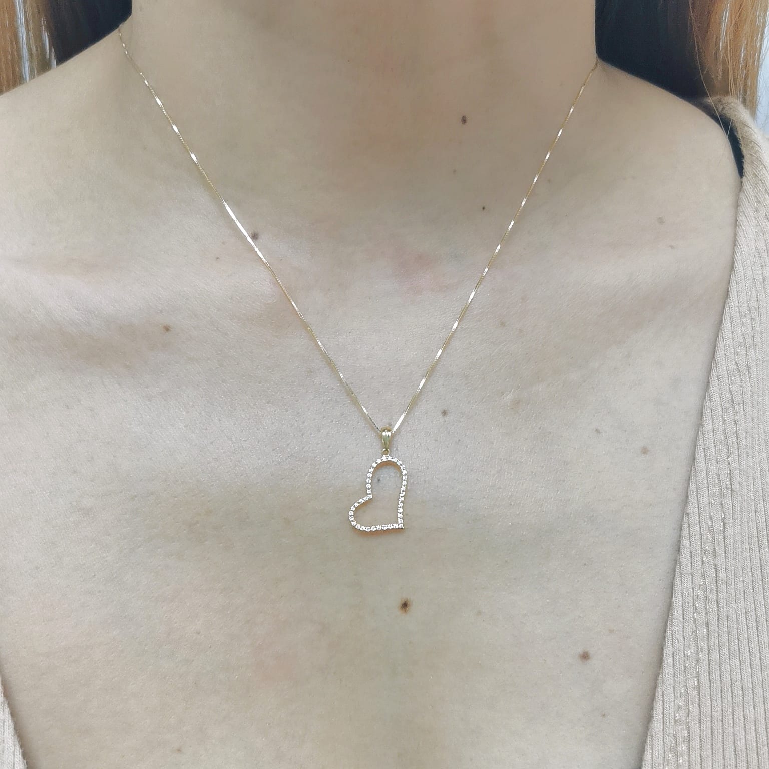 18k yellow gold open heart pendant with pavé-set diamonds