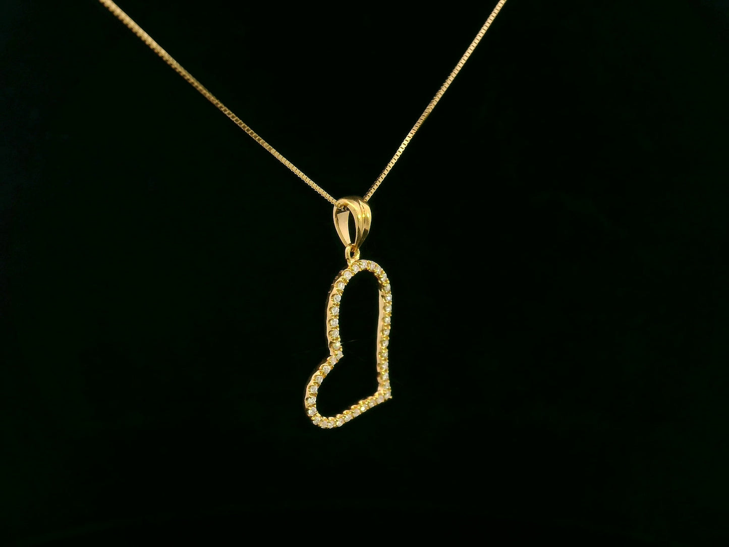 18k yellow gold open heart pendant with pavé-set diamonds