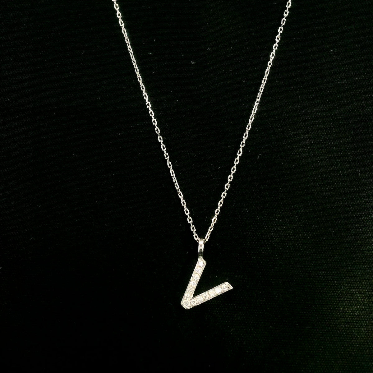 Diamond Initial V Alphabet Pendant In 18k Gold