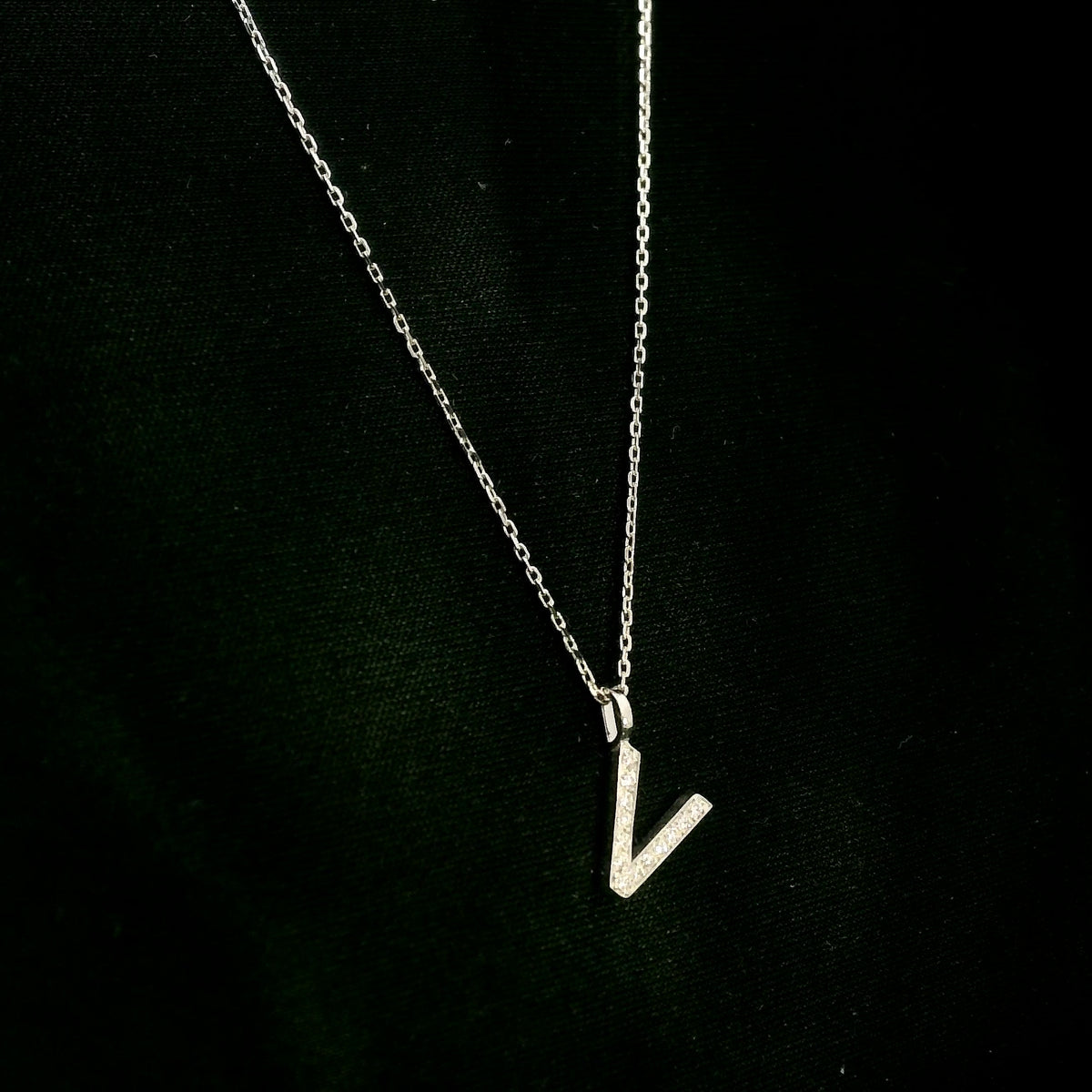 Diamond Initial V Alphabet Pendant In 18k Gold