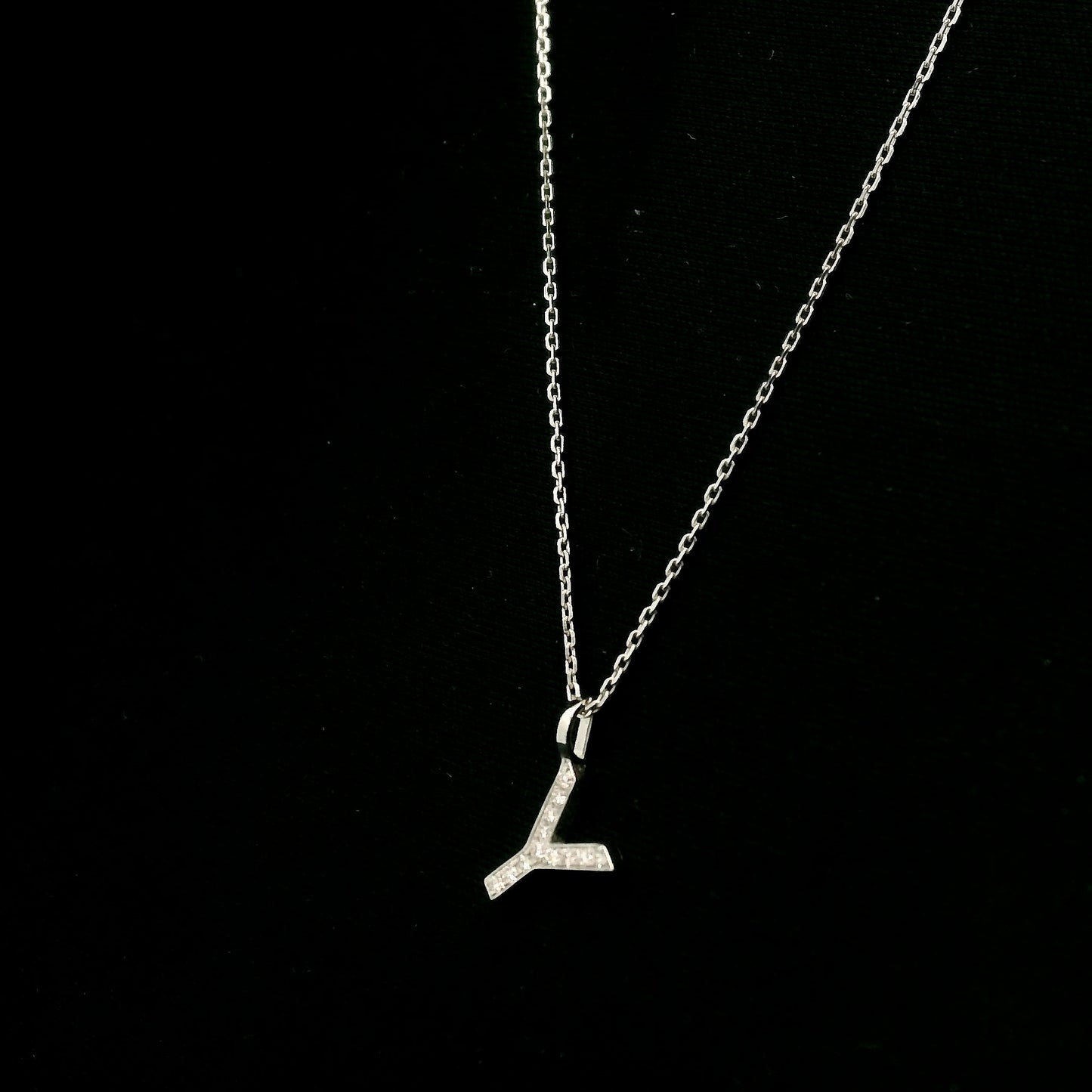 Diamond Initial Y Alphabet Pendant In 18k Gold