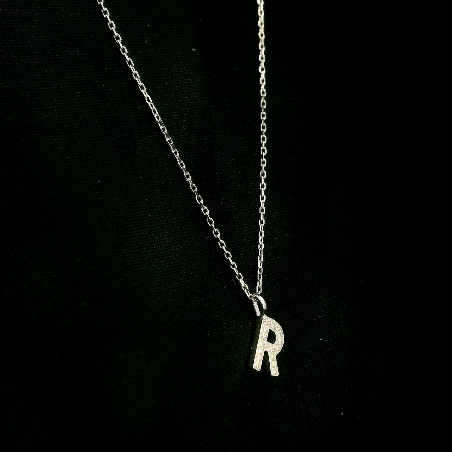 Diamond Initial R Alphabet Pendant In 18k Gold