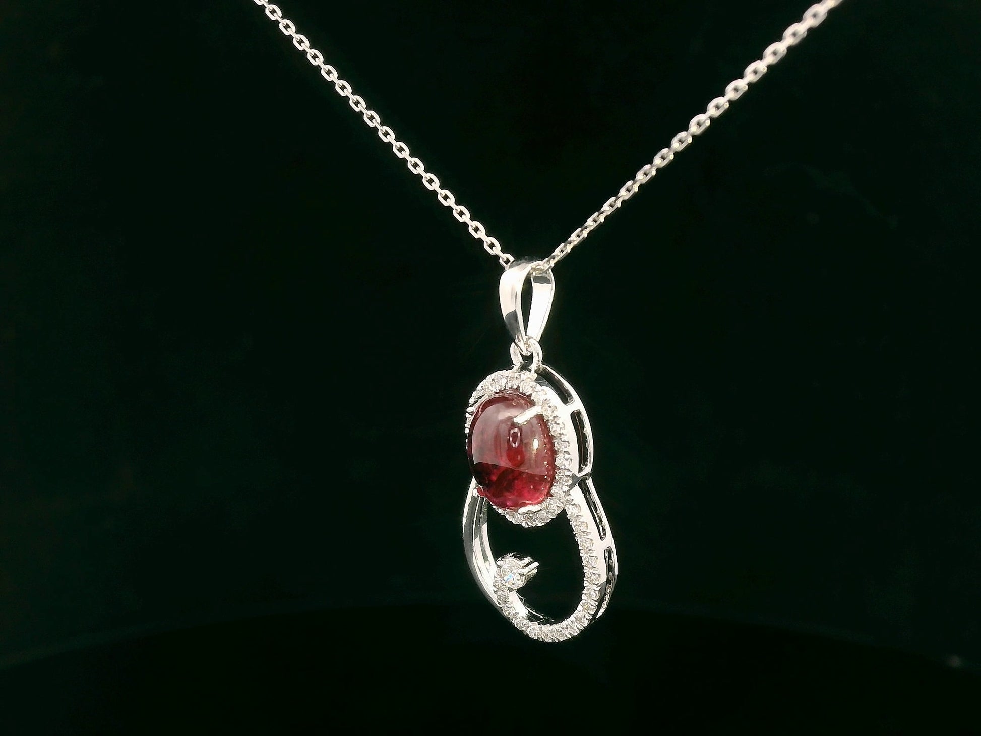 18k white gold swirl pendant with 1.99ct cabochon ruby & 0.21ct diamonds – certificate included