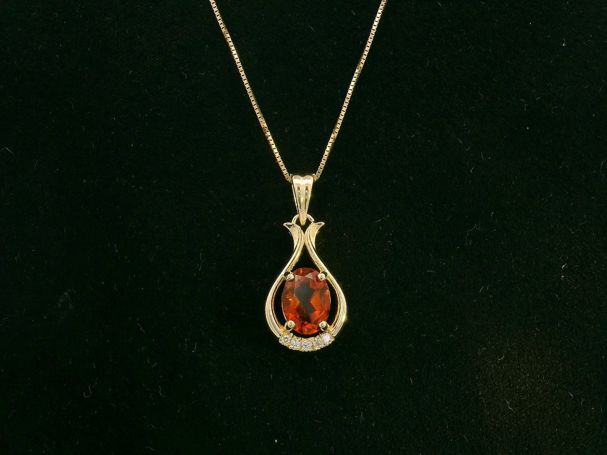 18k yellow gold pendant with 0.72ct oval citrine & 0.03ct diamond accents – certified authenticity included