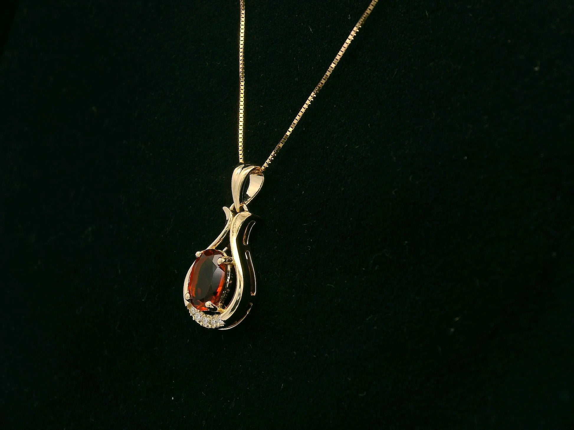 18k yellow gold pendant with 0.72ct oval citrine & 0.03ct diamond accents – certified authenticity included