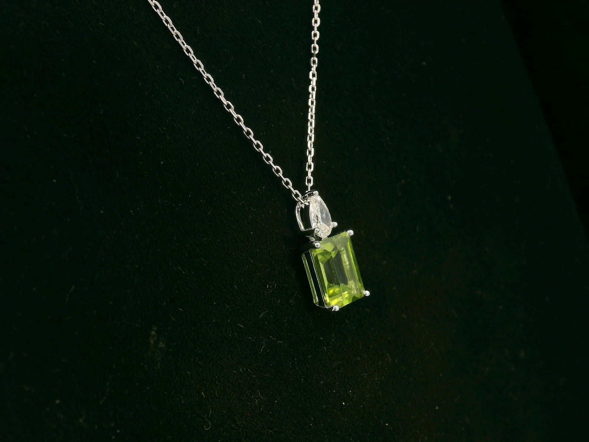 18k white gold pendant with 1.81ct emerald-cut peridot & 0.18ct pear diamond – certified authenticity included