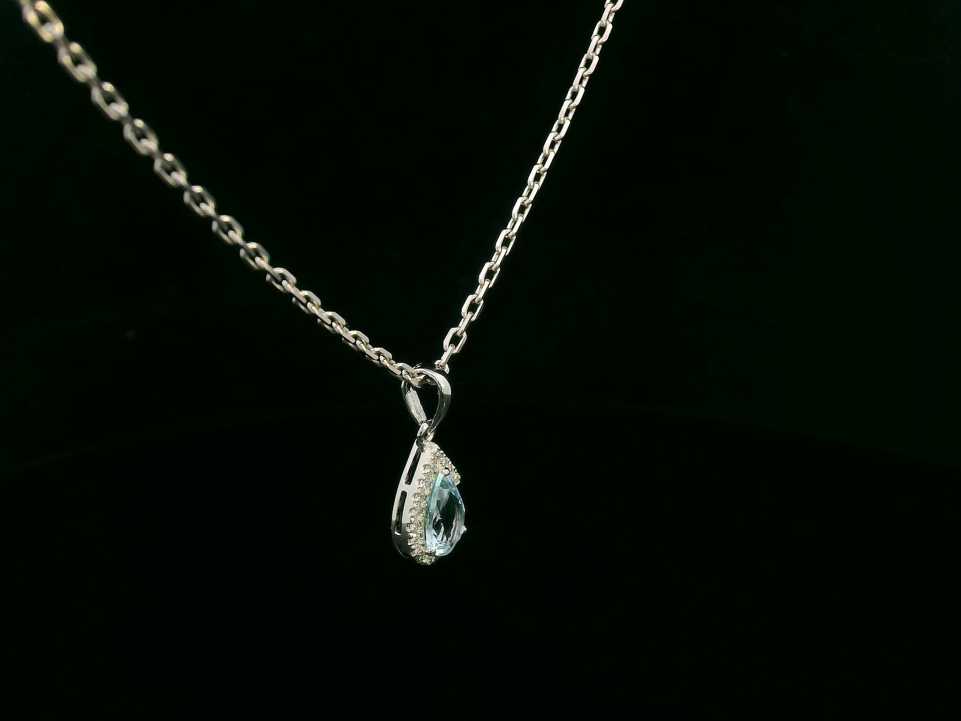 18k white gold pendant with 0.57ct pear aquamarine & 0.08ct diamond halo – certified authenticity included