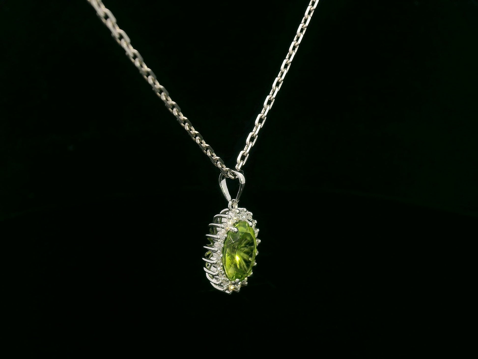 18k white gold pendant with 2.76ct oval peridot & 0.27ct diamond halo – certified authenticity included