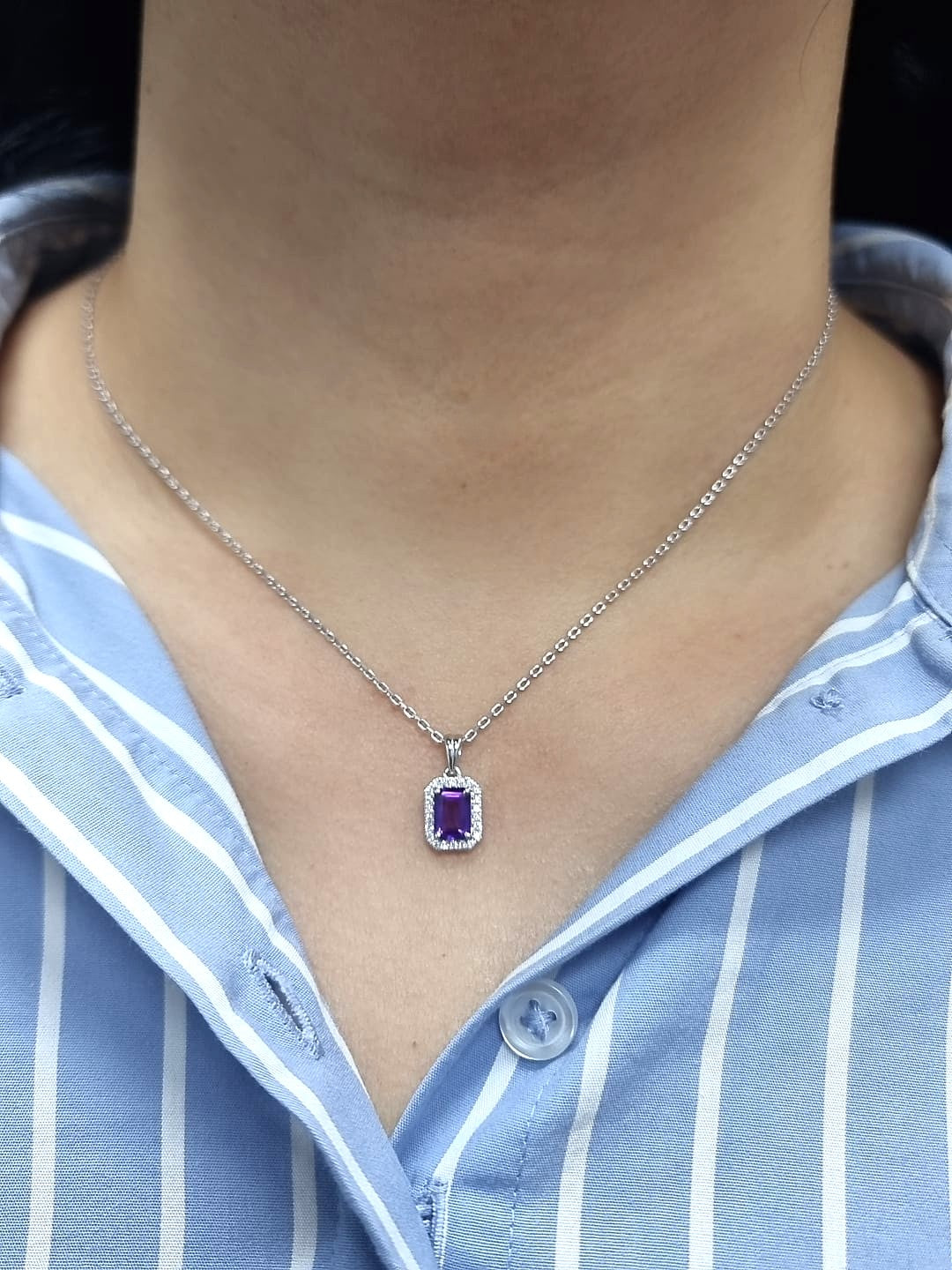18k white gold pendant with 0.82ct emerald-cut amethyst & 0.13ct diamond halo – certified authenticity included