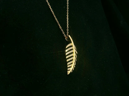 18K yellow gold leaf-shaped pendant with pavé-set diamonds, elegant nature-inspired jewelry