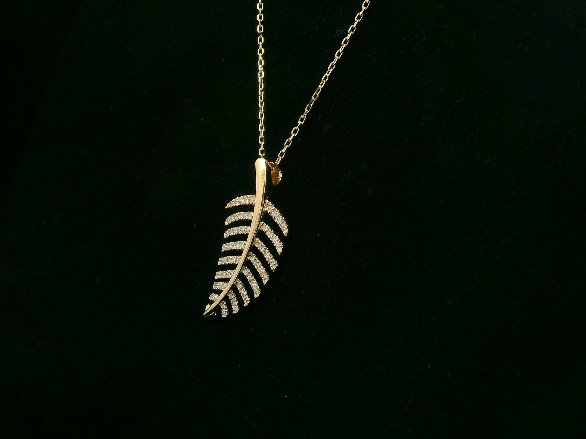 18K yellow gold leaf-shaped pendant with pavé-set diamonds, elegant nature-inspired jewelry