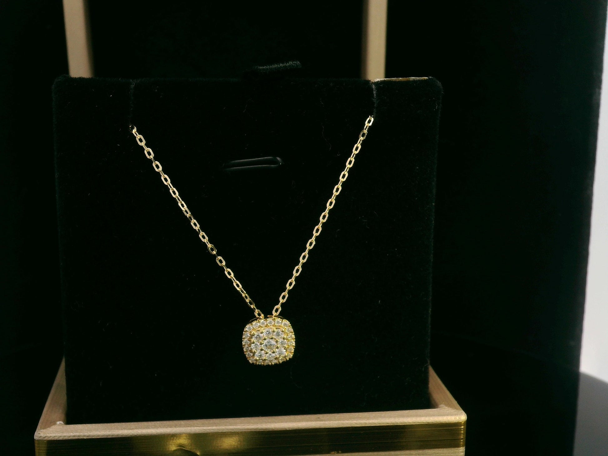 Cushion-shaped diamond pendant in 18K yellow gold by Emirates Diamonds