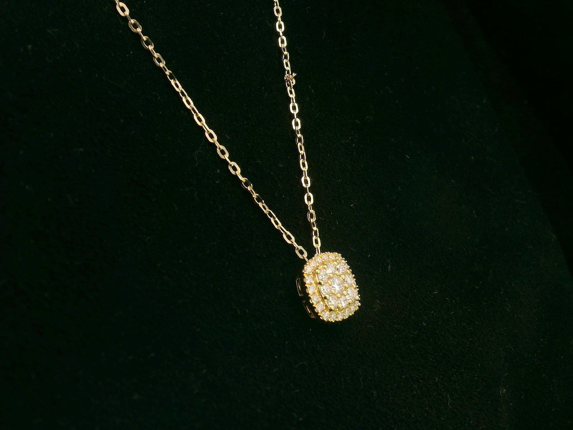 Cushion-shaped diamond pendant in 18K yellow gold by Emirates Diamonds