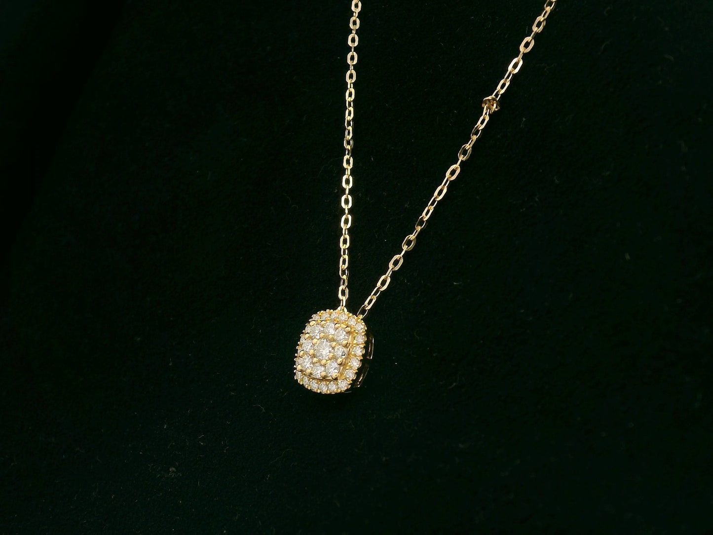 Cushion-shaped diamond pendant in 18K yellow gold by Emirates Diamonds