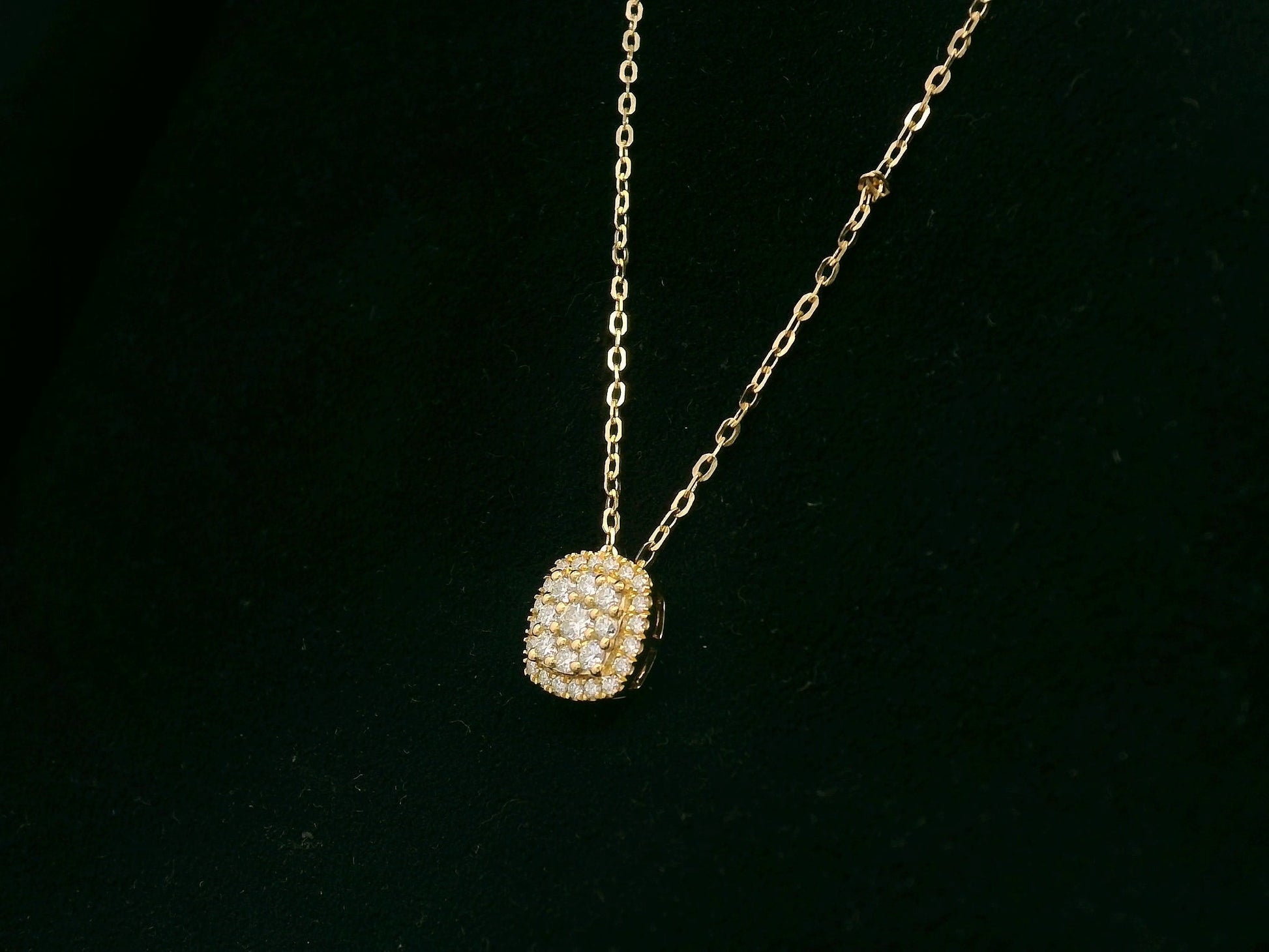 Cushion-shaped diamond pendant in 18K yellow gold by Emirates Diamonds