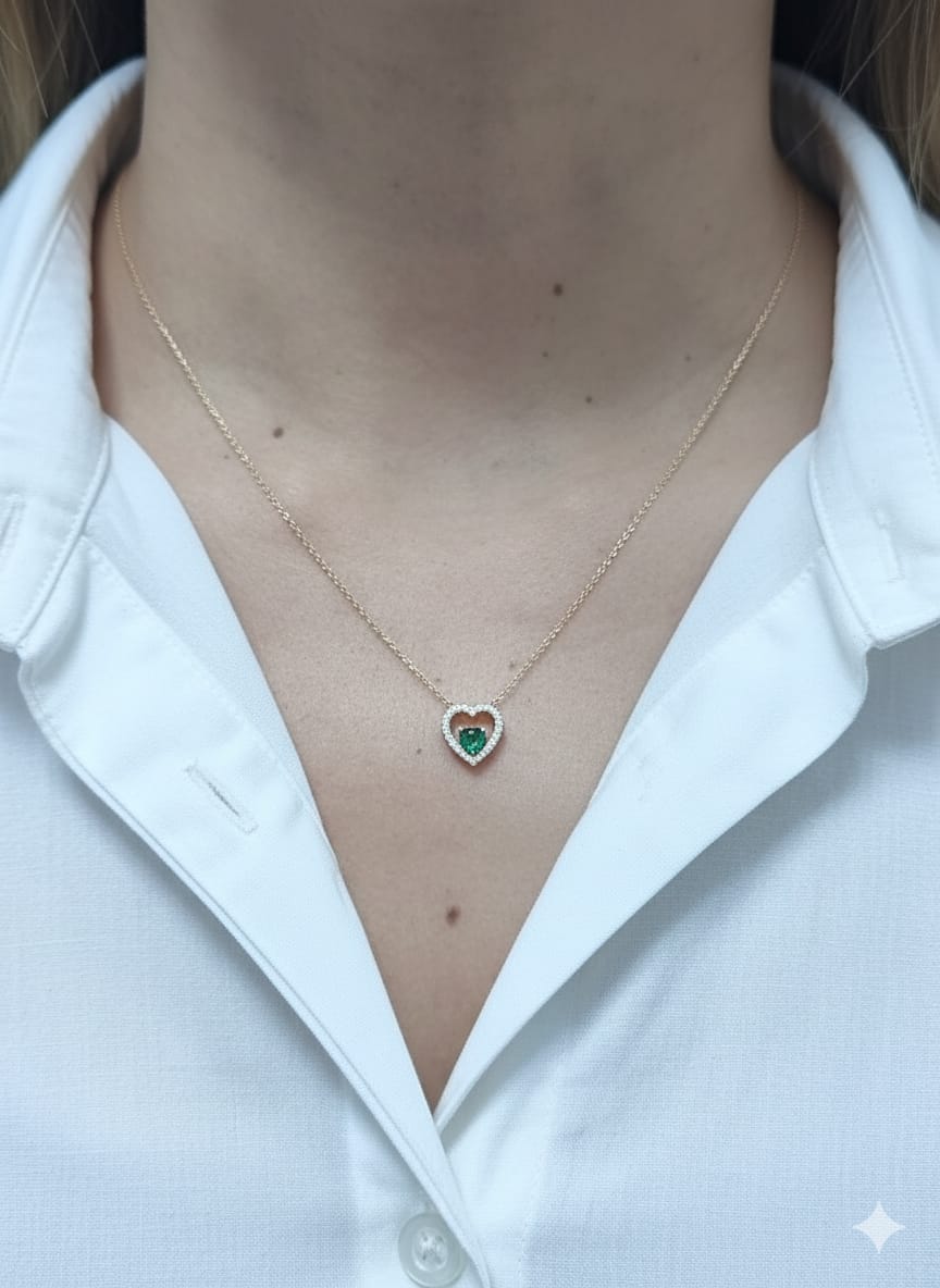 Heart-shaped emerald and diamond necklace in 18K yellow gold