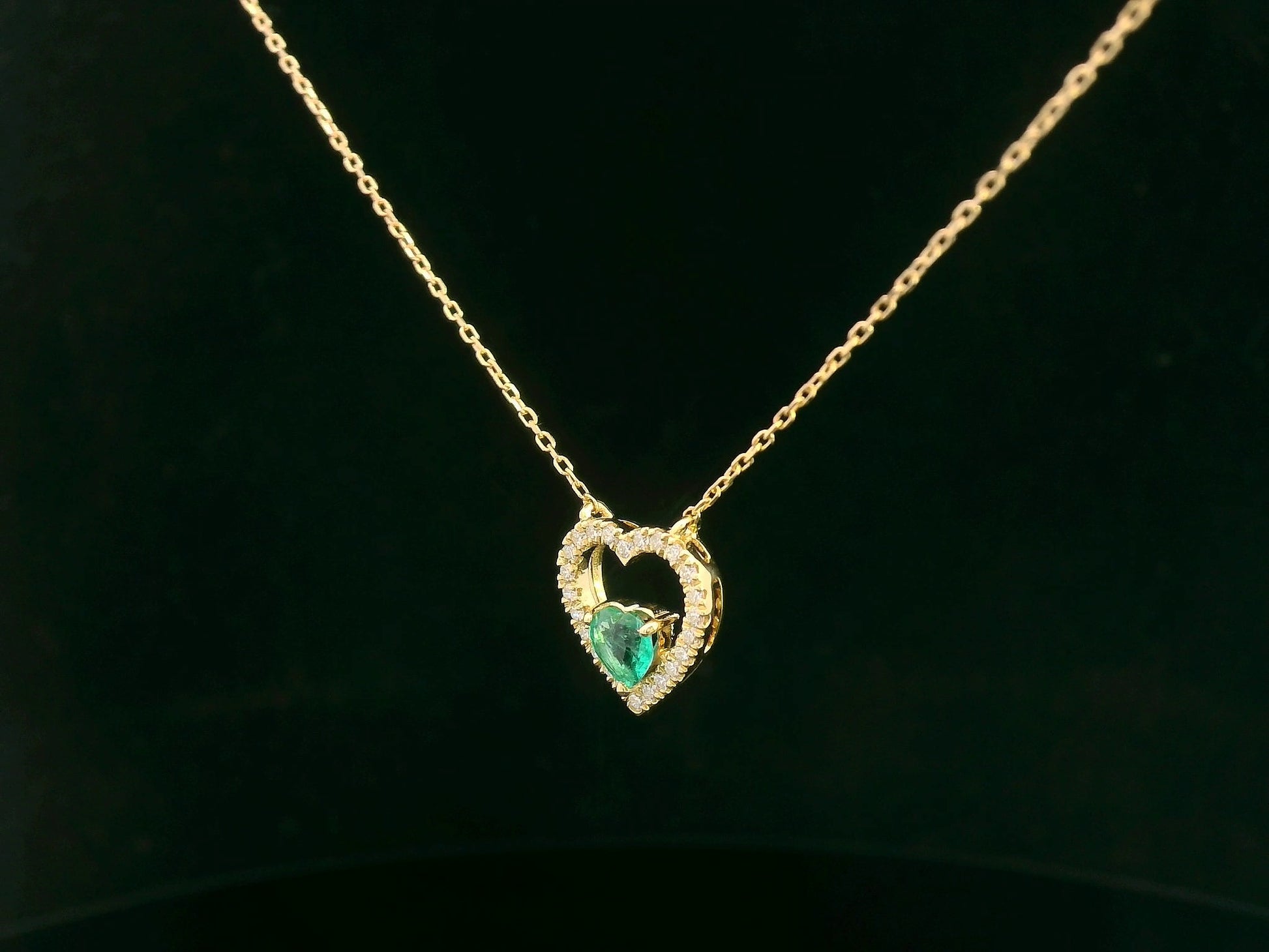 Heart-shaped emerald and diamond necklace in 18K yellow gold