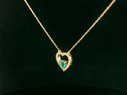 Heart-shaped emerald and diamond necklace in 18K yellow gold