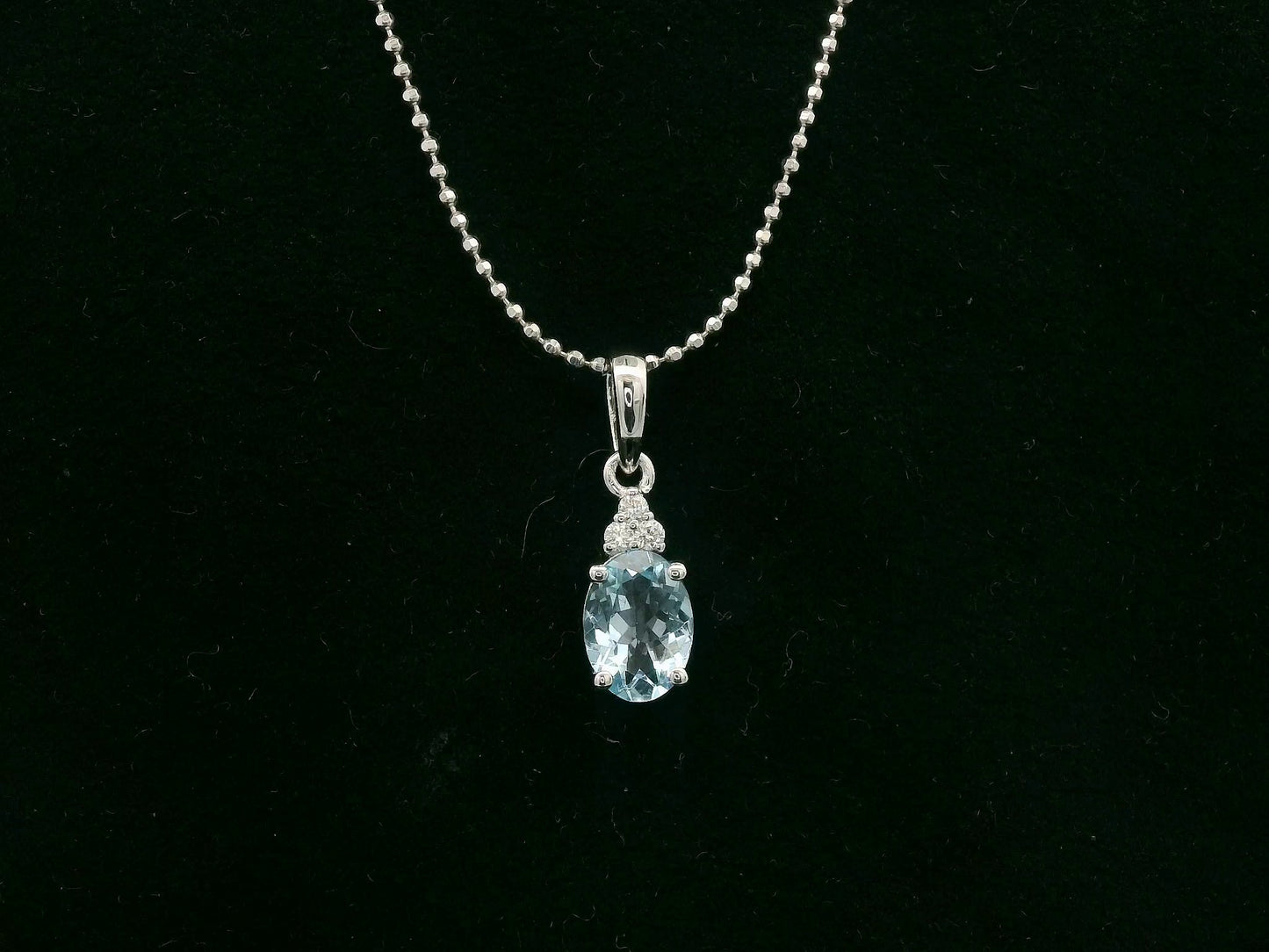 Oval aquamarine and diamond pendant in 18K white gold by Emirates Diamonds